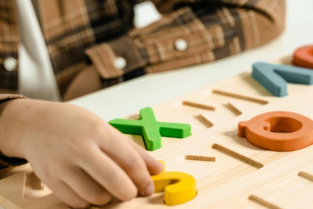 Παιδί μαθαίνει το αγγλικό αλφάβητο μέσω παιχνιδιού